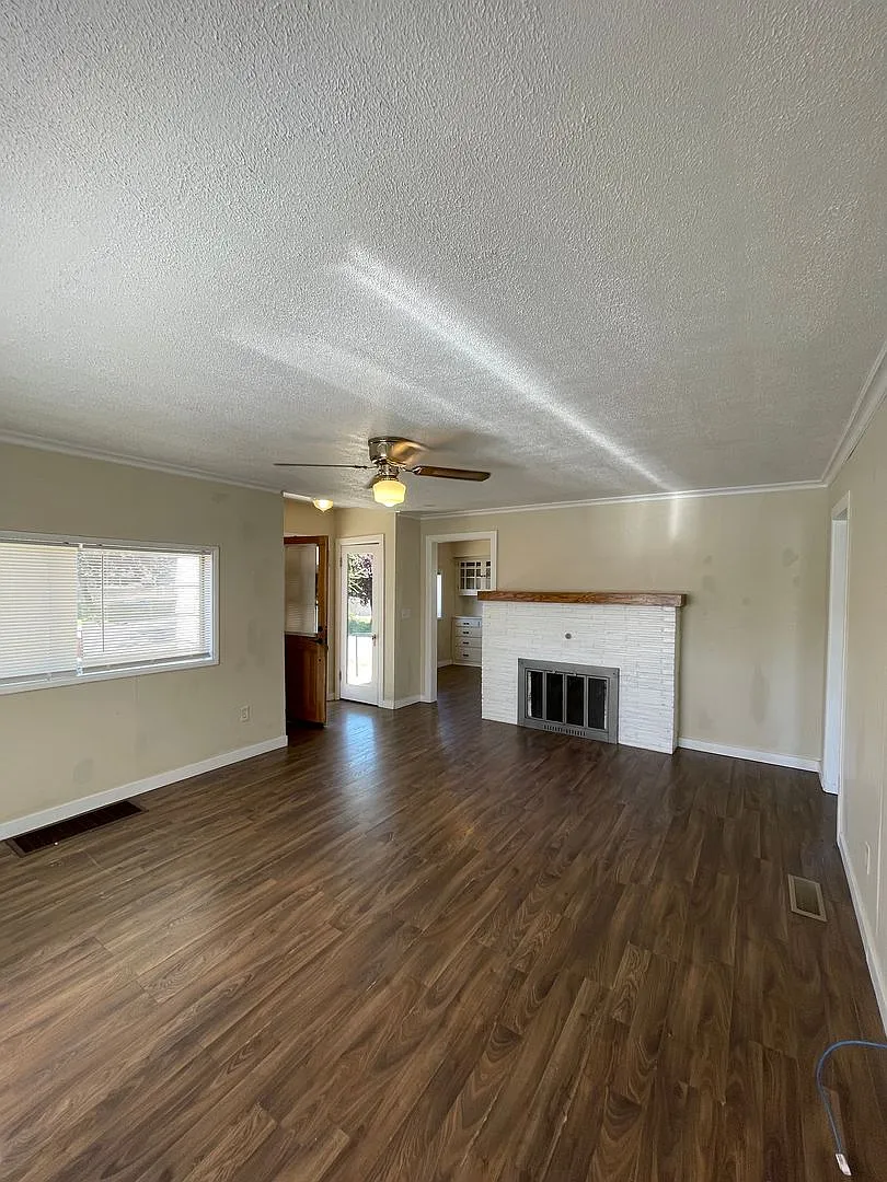 Charming 3bdrm, 1 bath house with fenced yard and basement less than 2 miles from Oregon Tech and... — Photo 3