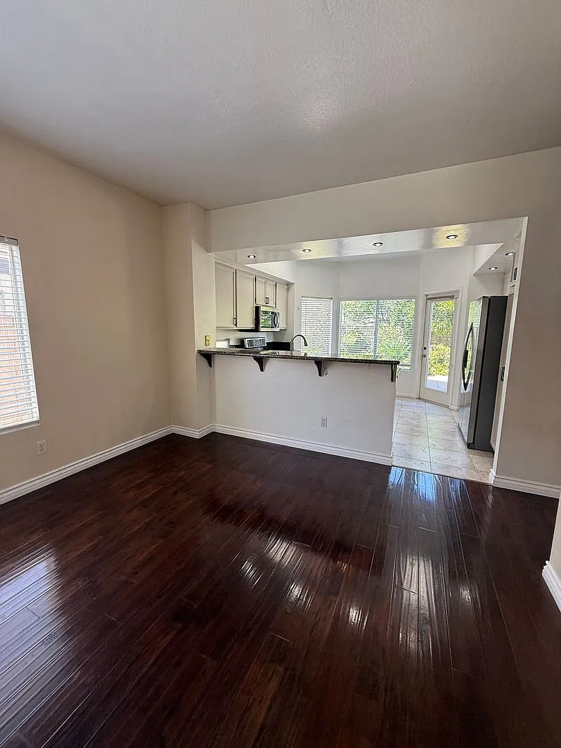 3 bedroom, 2 1/2 bath single-family home in a wonderful neighborhood — Photo 4