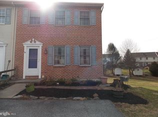 28 Foxfield Ln, Elizabethtown, PA 17022
