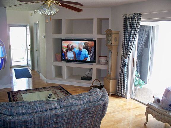 3rd image of 994 Villa Dr