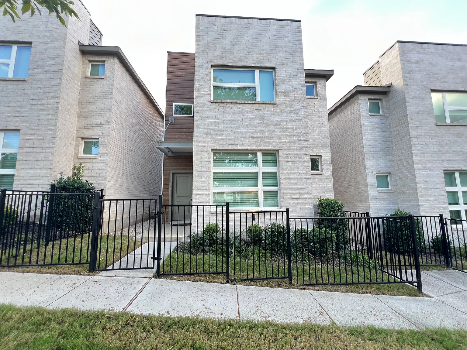 3 bed, 1888 sqft, $2,985 — Photo 1