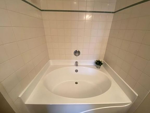 2nd image of 608 39th Ave SW #2B-2Ba-1098Sqft