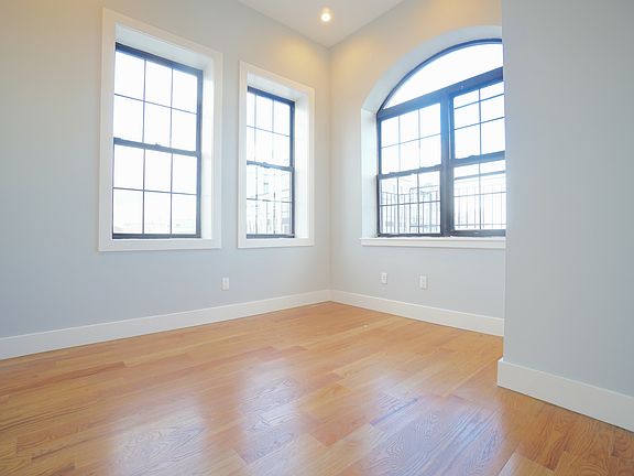3rd image of 198 Montrose Ave #5B