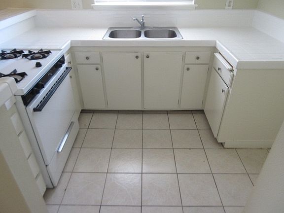 3rd image of 699 E Burnett St