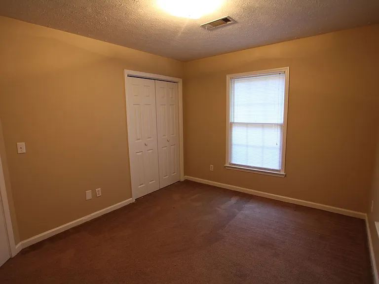 1393 Kurt Cir — Photo 4