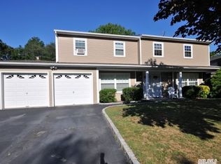 4 Canterbury Ct, Oakdale, NY 11769
