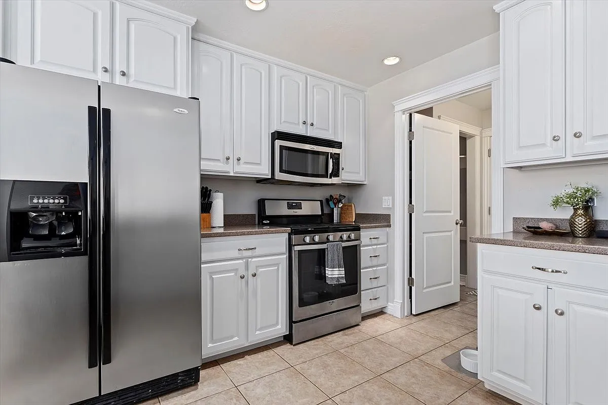 7 bed, 3224 sqft, $3,800 — Photo 4