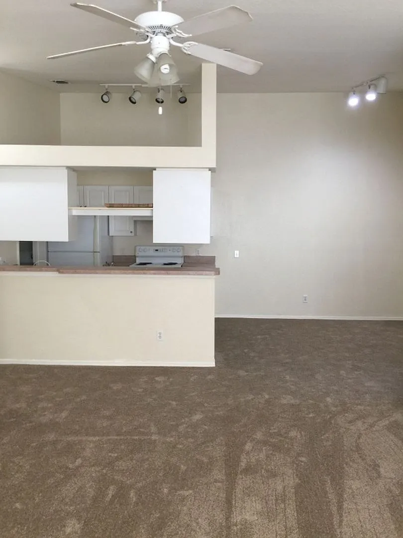 Three Bedroom Condo Avaiilable In Belmont — Photo 3