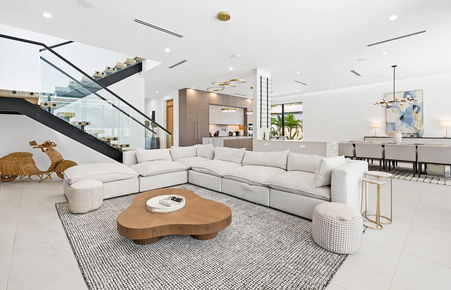 5BR Modern Home Heated Pool Steps to Las Olas — Photo 2