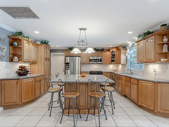5th image of 715 Albertson Pl