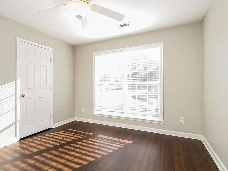 1126 Poplar Hollow Rd — Photo 15