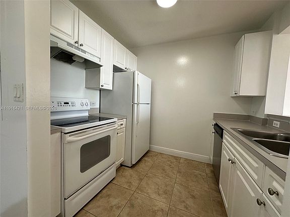 4th image of 900 SW 8th St APT 1010