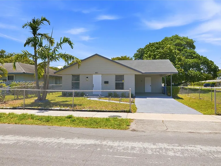 921 NW 5th Ave — Photo 1