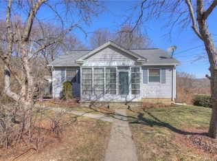 18 Comstock Ave, Uncasville, CT 06382