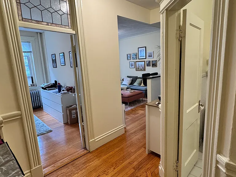 32 Queensberry St #8R — Photo 2