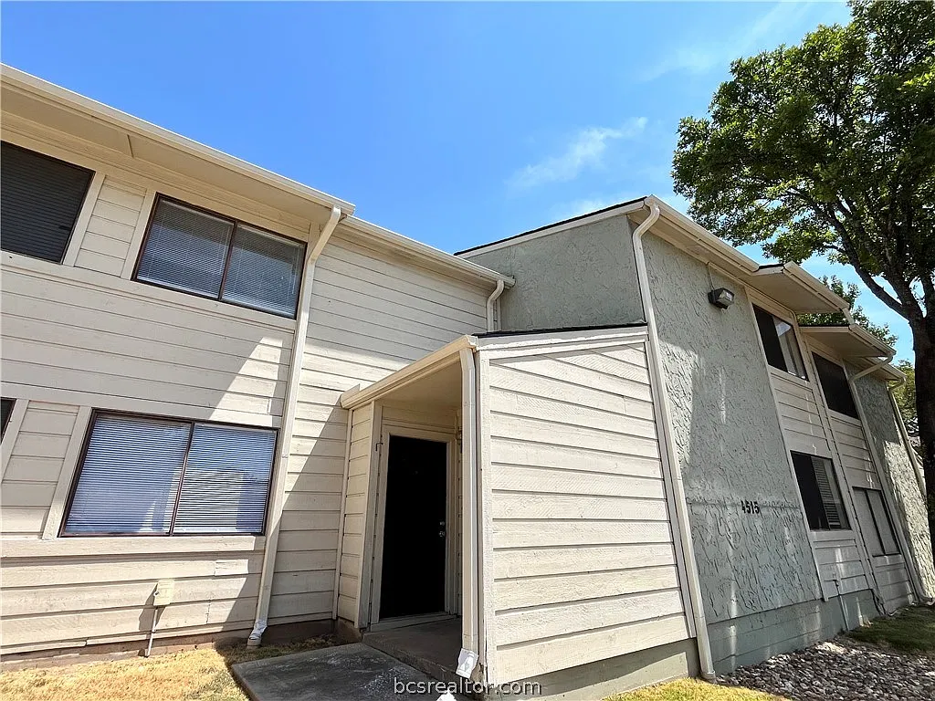 2 bed, 1.5 bath, 1056 sqft, $1,000 — Photo 1