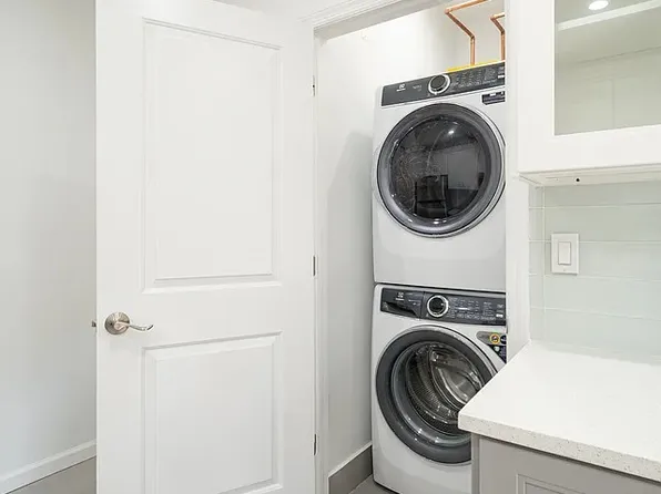 366 Metropolitan Avenue image 10 of 12