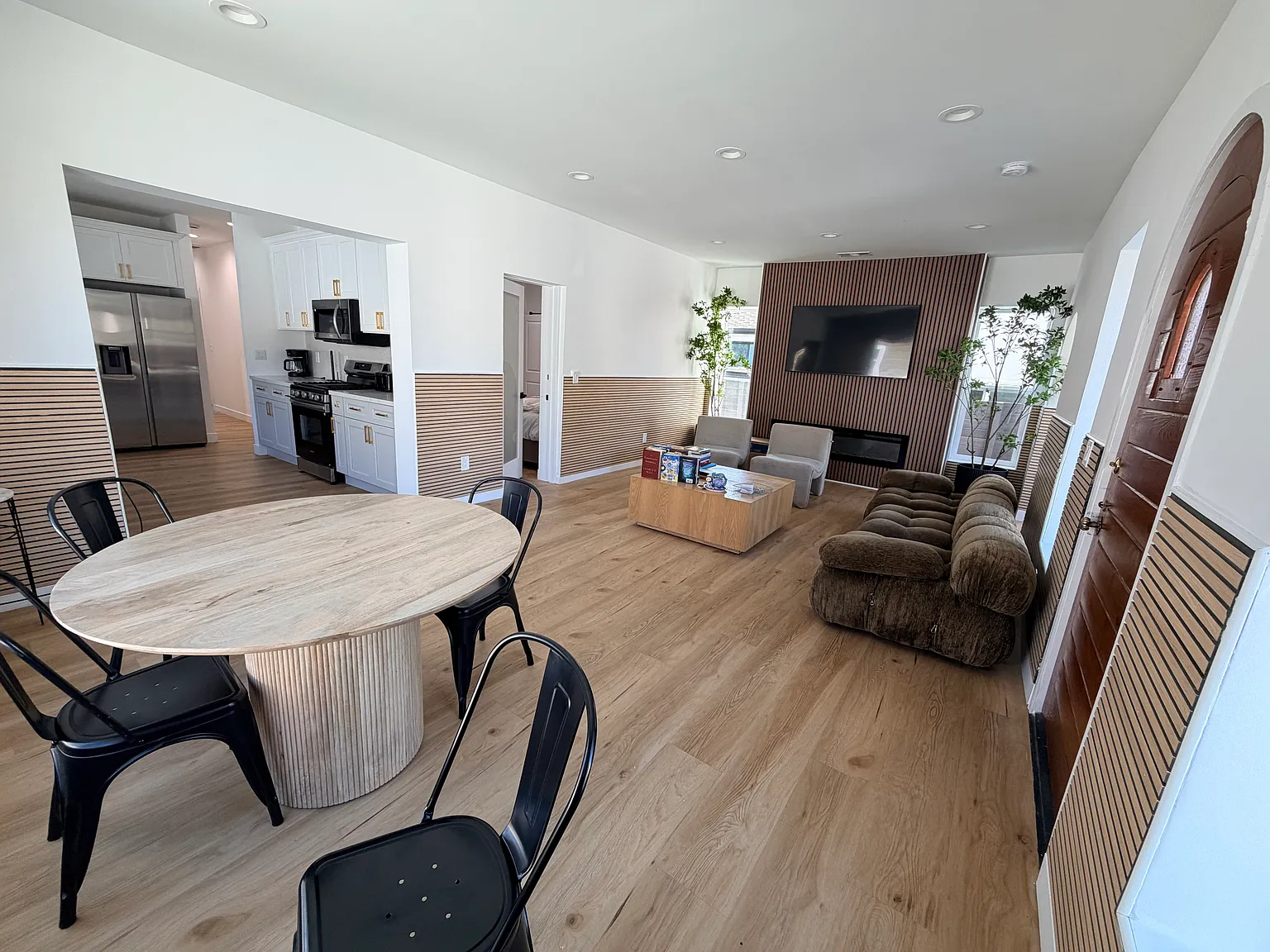 5 bed, 2000 sqft, $8,999 — Photo 2