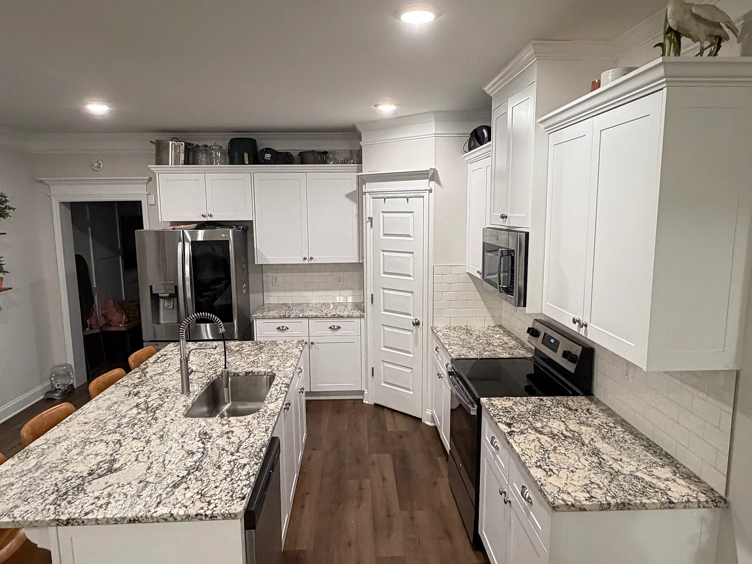1060 Linsmore Ave — Photo 2