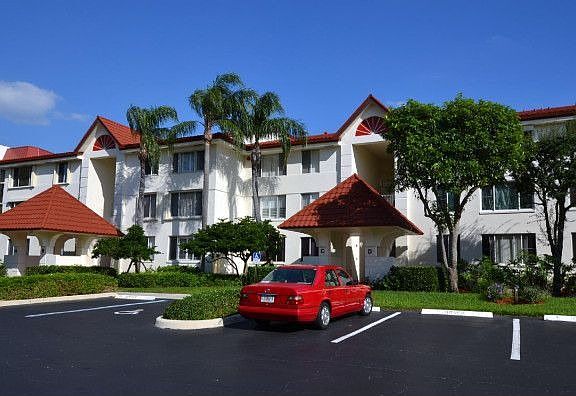 2nd image of 102 Half Moon Cir APT C2