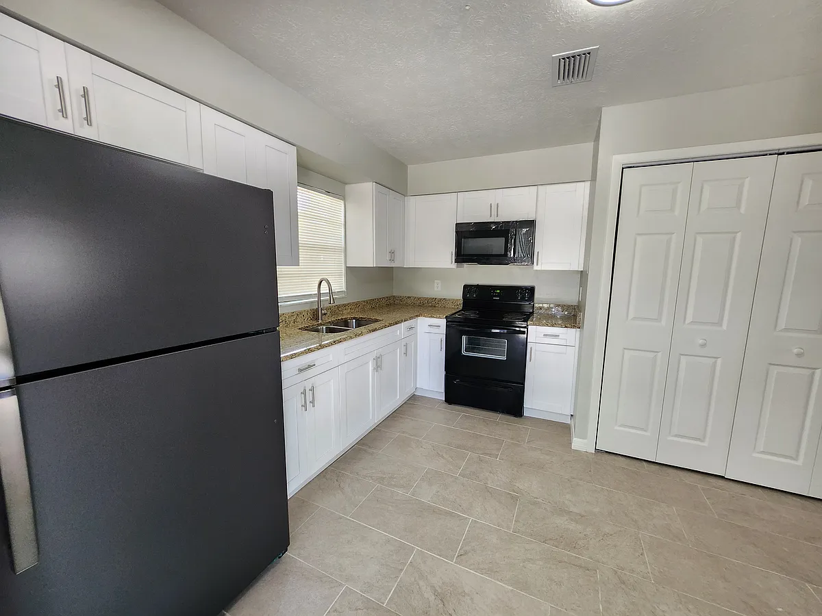 Building Photo - 2118 W Comanche Ave #C