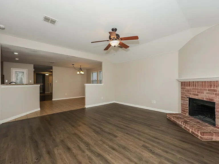 573 Creekbend St — Photo 5