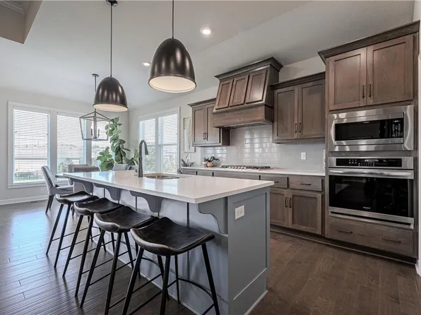 1527 SW Arbor Falls Dr, Lees Summit, MO 64082