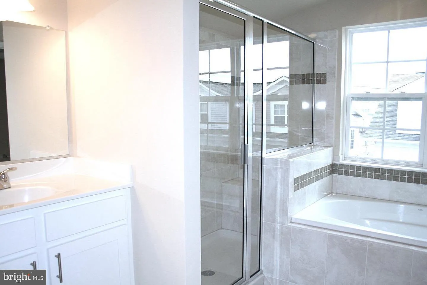 3 bed, 3.5 bath, 2300 sqft, $3,200 — Photo 2