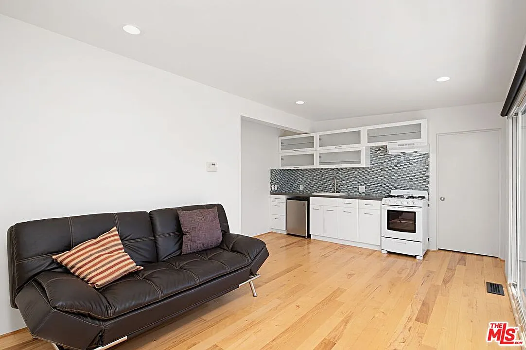 1 bed, 1.0 bath, $5,500 — Photo 3