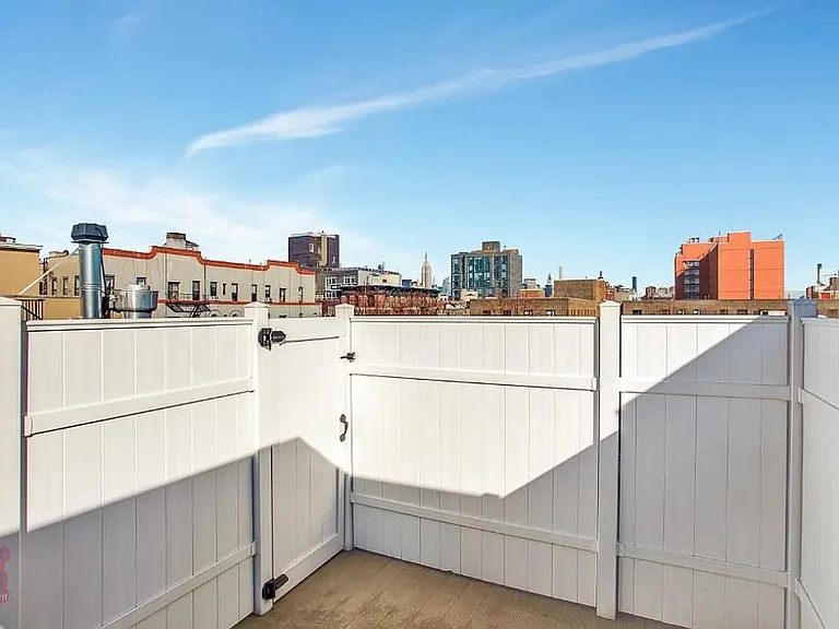 102 E 7th St #7 — Photo 7