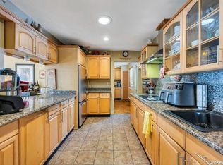 18 Briggs St, Hicksville, NY 11801