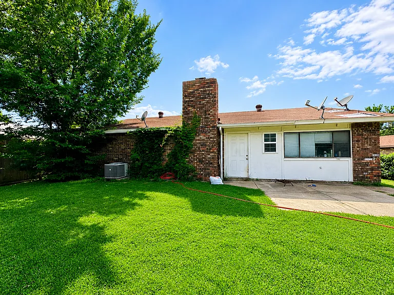 2304 Chinaberry Dr — Photo 7