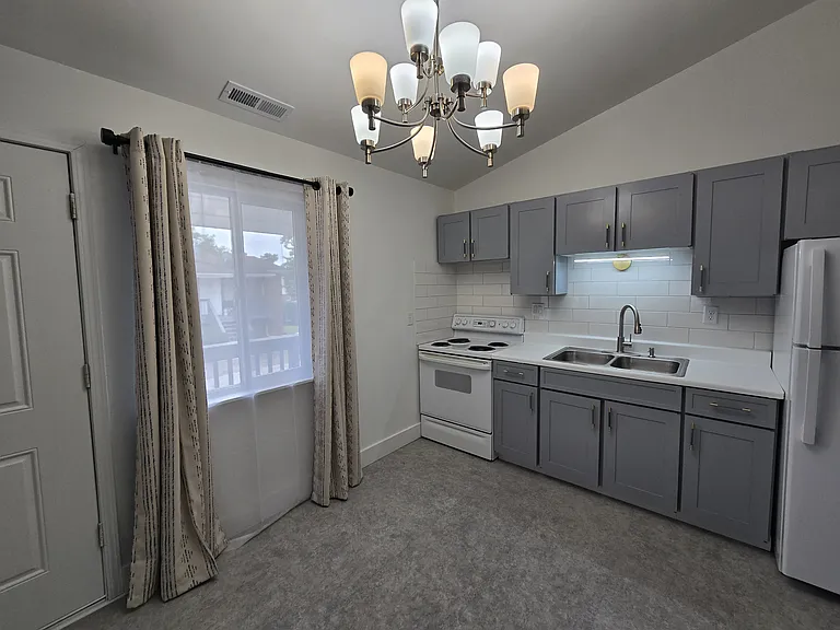 447 Zahn Dr #C — Photo 5