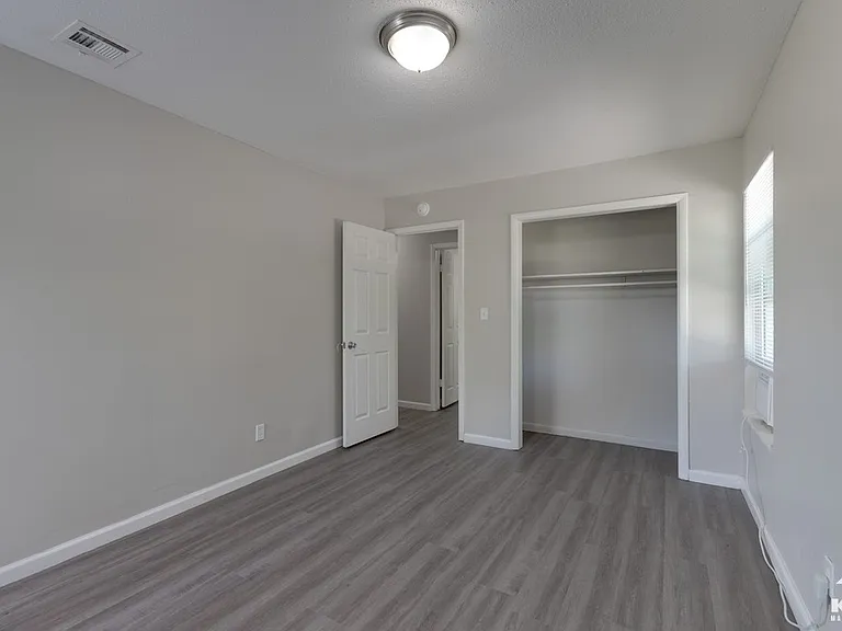 1322 N Kansas St — Photo 15