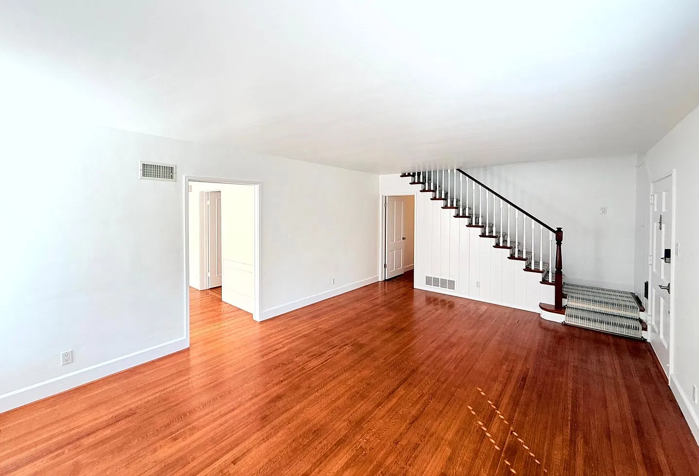 Beautiful Charming 2 Story Traditional Home 4 bed - 3 bath in Verdugo Woodlands/Glendale — Photo 3