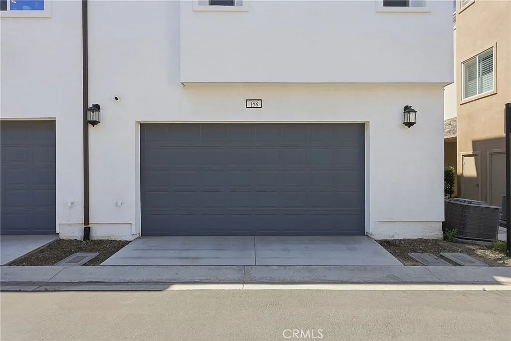 4 bed, 3.5 bath, 2324 sqft, $5,900 — Photo 3