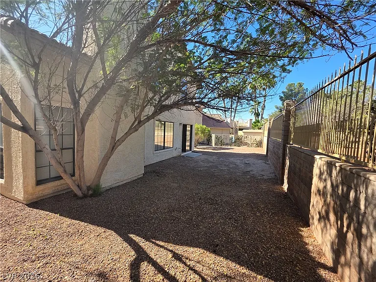 4801 Fiesta Lakes St — Photo 9