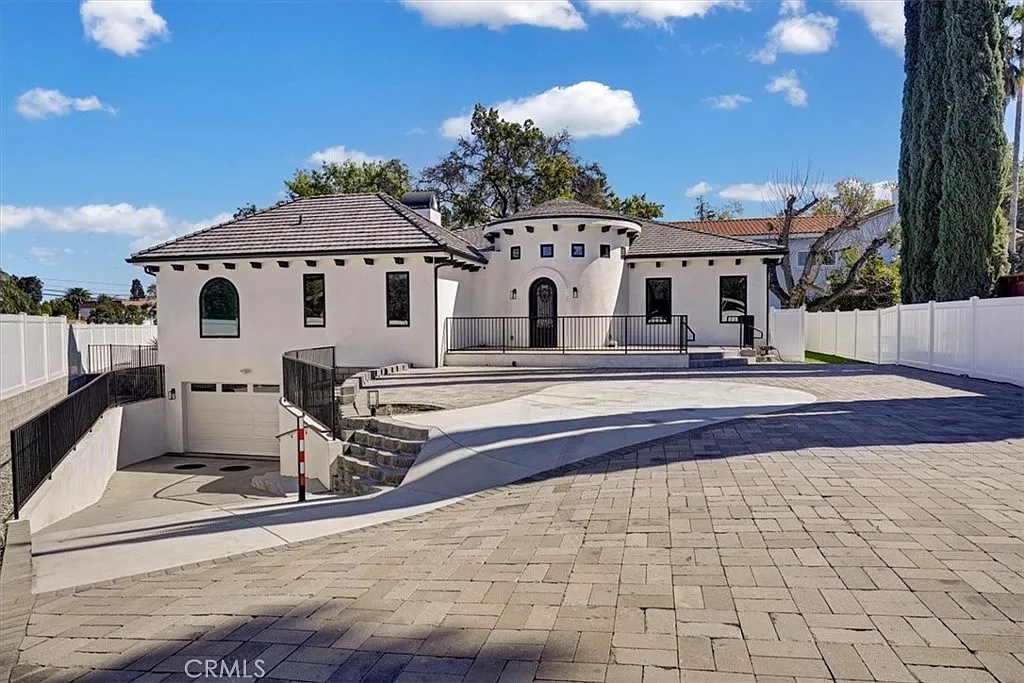 5 bed, 4.5 bath, 5500 sqft, $11,250 — Photo 1