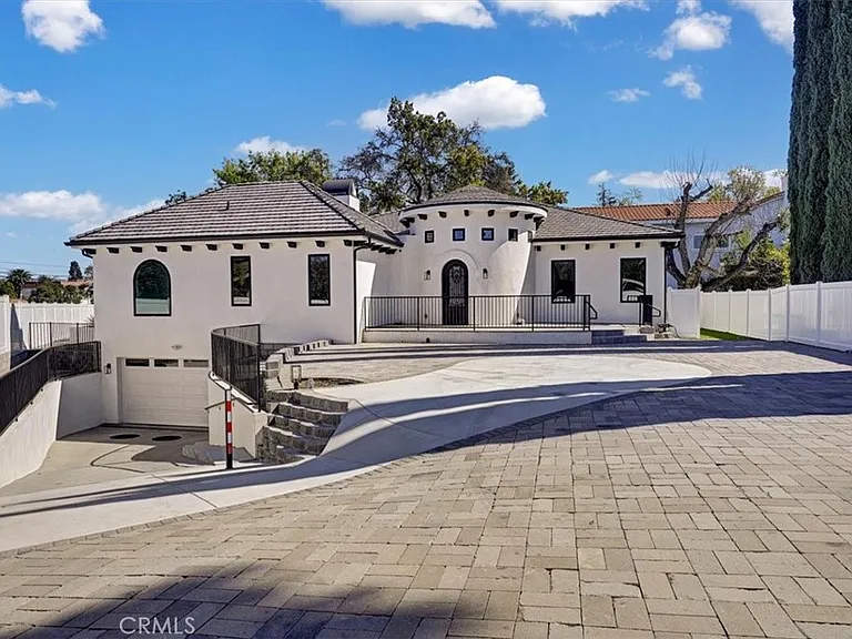 5520 Woodlake Ave — Photo 1