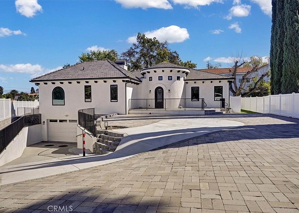 1st image of 5520 Woodlake Ave