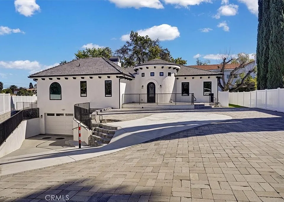 5520 Woodlake Ave