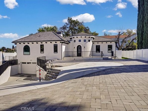 5520 Woodlake Ave