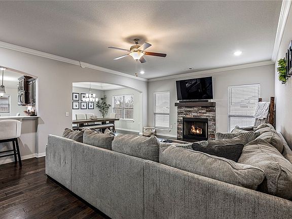 5th image of 990 Lakeview Dr