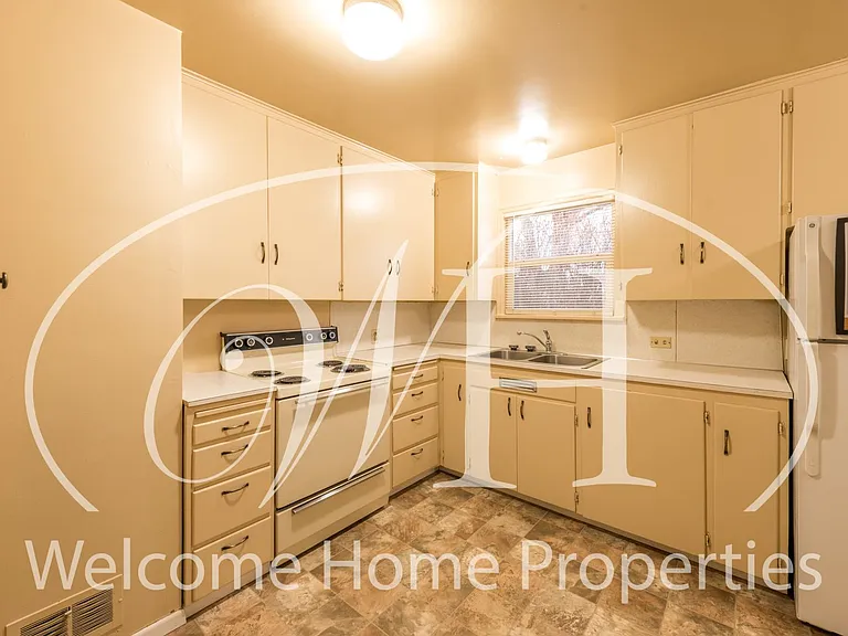 1052 Modoc St — Photo 6