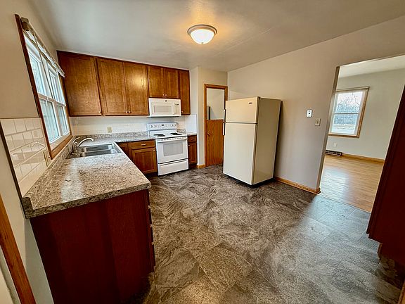 2nd image of 912 Waterloo Rd