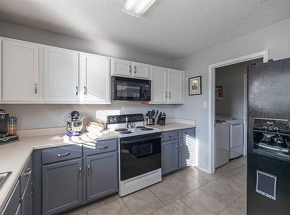 2nd image of 5221 Newcastle Ln