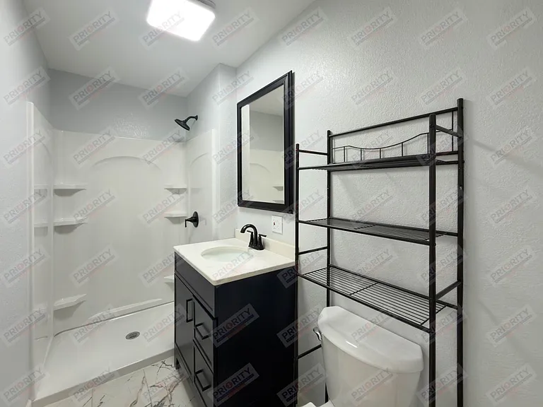 702 S Gillette Ave — Photo 7