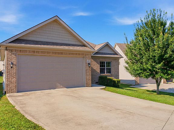 3rd image of 637 Fairfax Ln