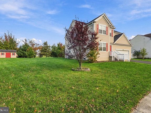 3rd image of 323 Pigott Dr
