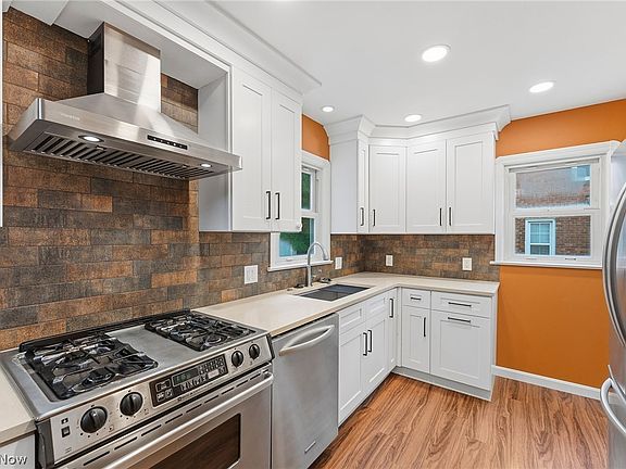 2nd image of 1527 Oakmount Rd